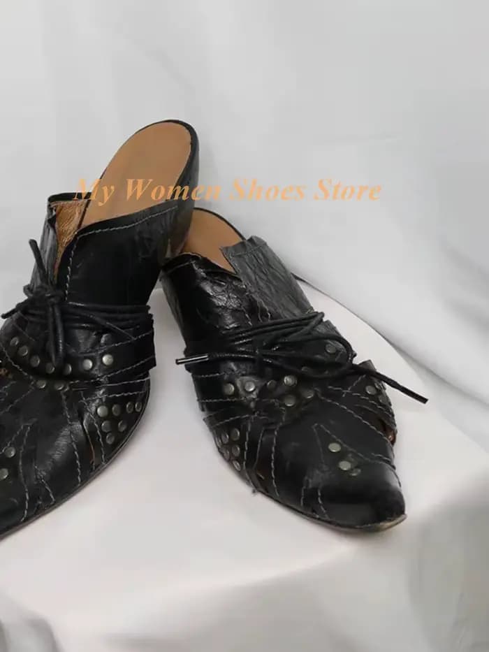 Mules à rivets et lanières, bout pointu sexy, en cuir noir mat, style défilé, collection Printemps-É