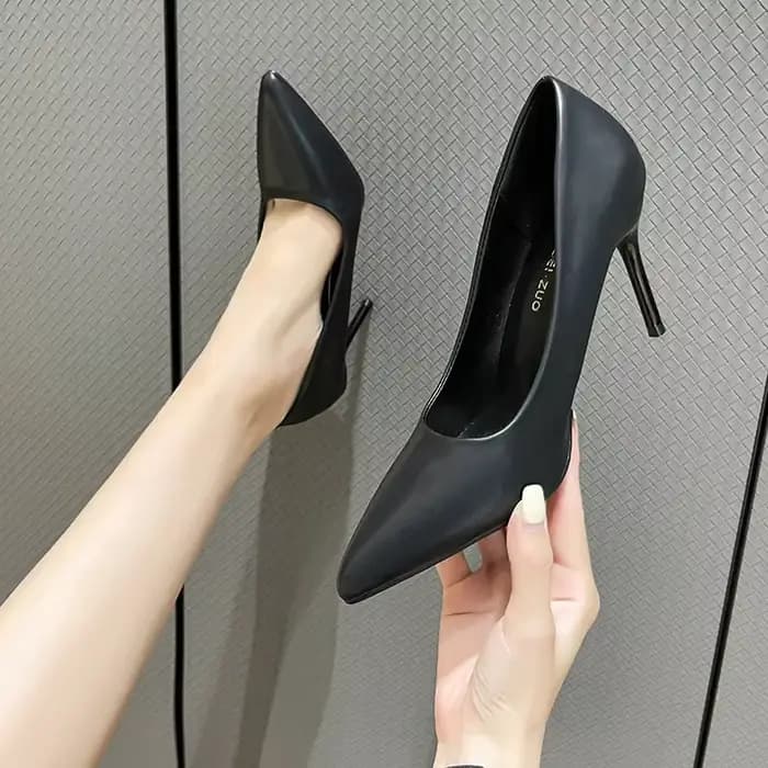 Talons hauts noirs femmes talons fins grande taille printemps et été nouveau tout-en-un pointu trava