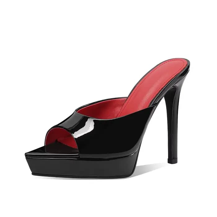 Arden Furtado Summer Cow Mules modernes en cuir verni à bout ouvert et bout pointu, à plateforme et