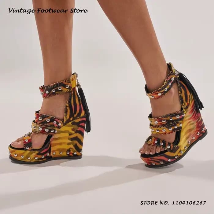 Sandales compensées multicolores à clous
