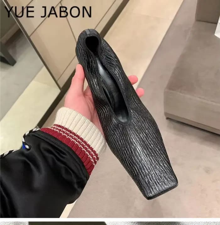 Escarpins à tête carrée noire pour femmes