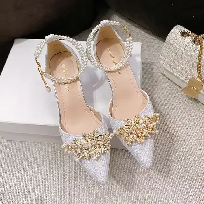 Chaussures pointues en métal perlé pour femmes