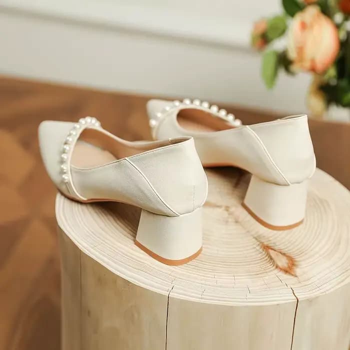 Avec des chaussures à talons moyens pour femmes 2025 chaussure de mariée de mariage blanc dames
