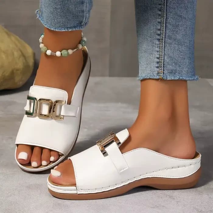 Sandales plates élégantes pour femmes avec des accents de chaîne dorée | Talon compensé antidérapant et design