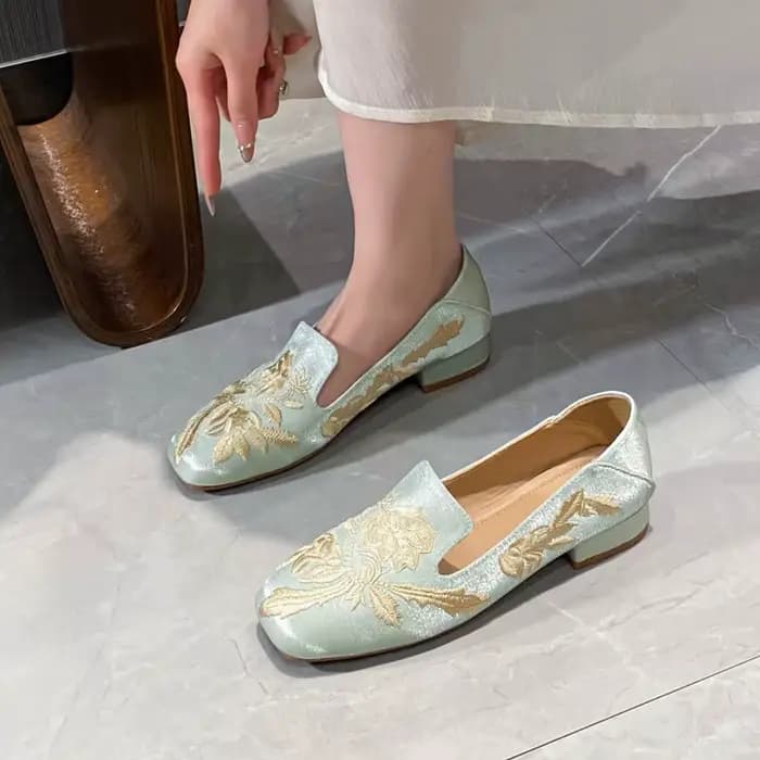 Nouveau designer broder pompes femmes talon bas soie sans lacet mocassins bout carré floral