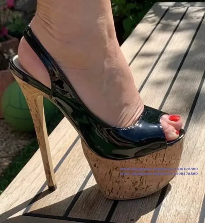 Sandales à plateforme en cuir verni noir