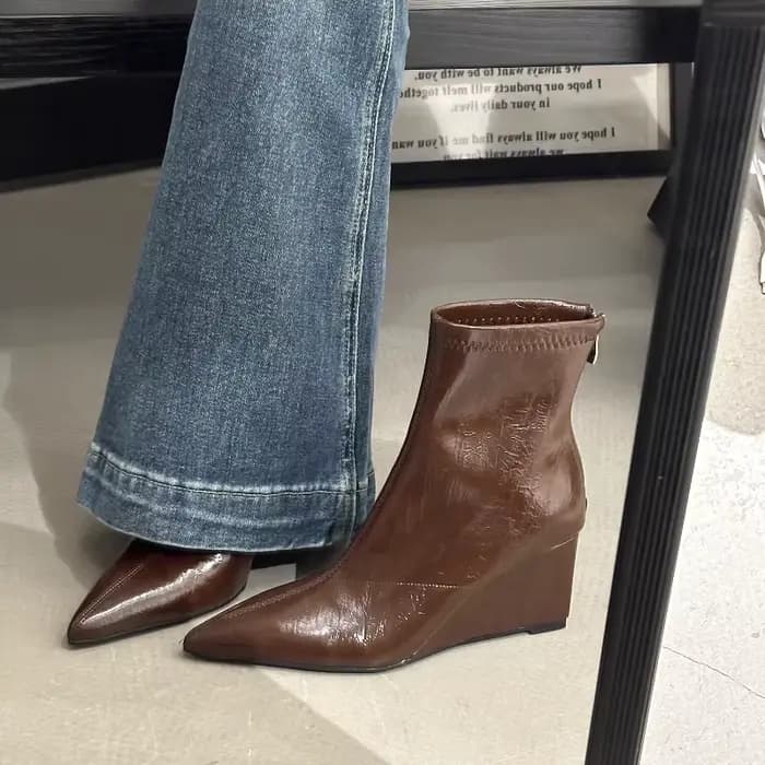Bottines compensées en cuir verni pour femmes