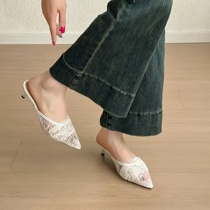 Nouvelles mules à talons aiguilles brodées en dentelle blanche pour femme