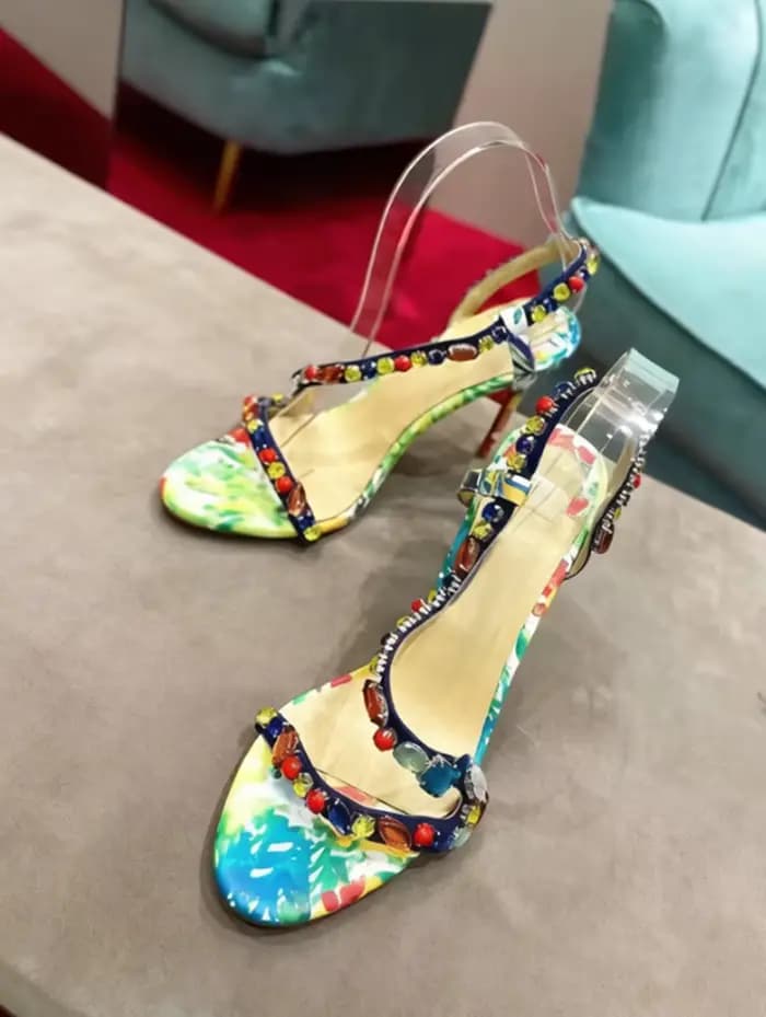 Sandales à talons aiguilles noires tendance avec lanières cloutées