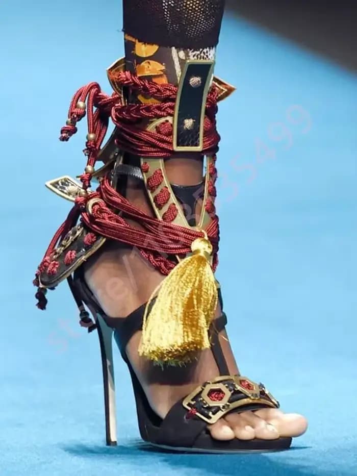 2025 rétro été dames gland défilé talons aiguilles de luxe fête bout ouvert sandales décontractées corde rouge tressé mode sandales