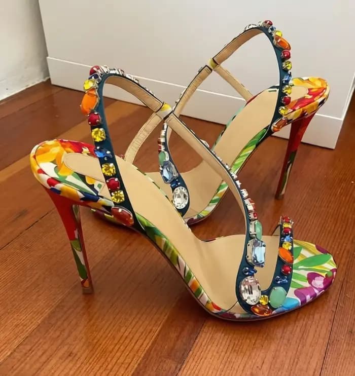 Sandales à talons aiguilles noires tendance avec lanières cloutées
