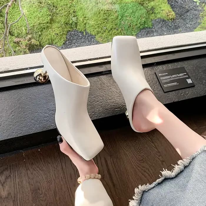 Pantoufles blanches en peau de mouton à bout carré pour femmes