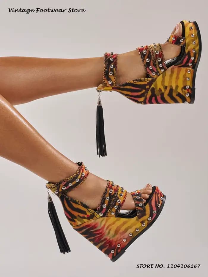Sandales compensées multicolores à clous