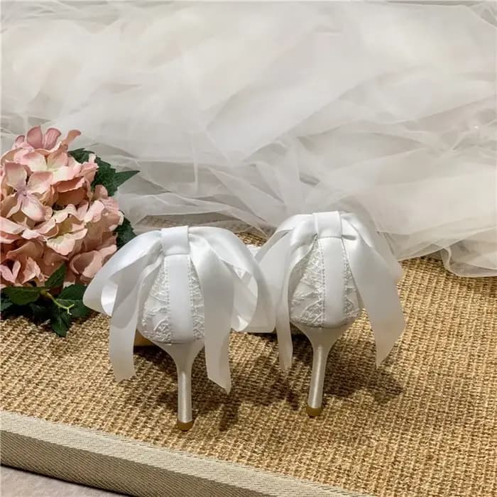 Talons blancs robe française chaussures de mariage dentelle