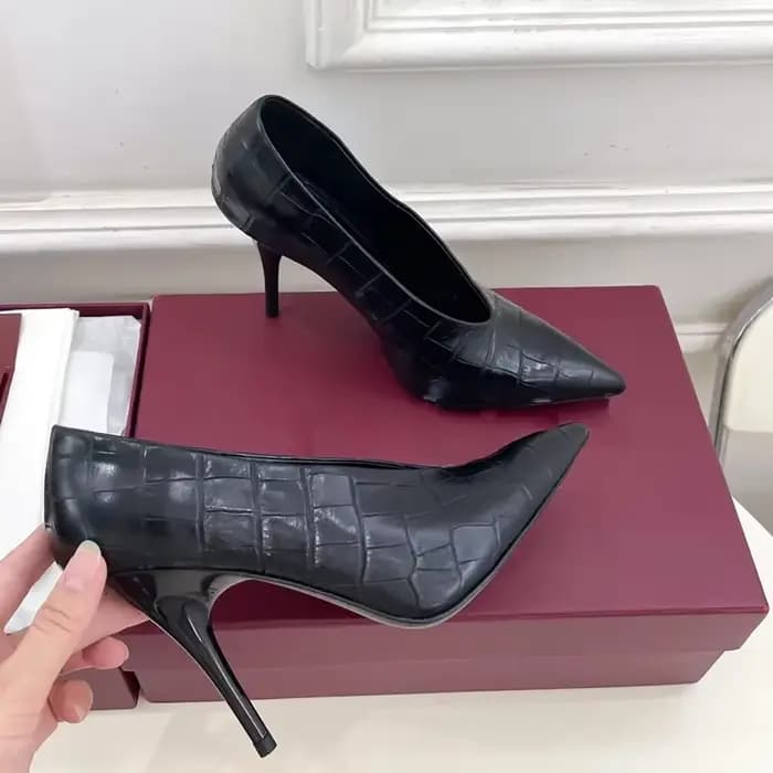 Escarpins en cuir de peau de serpent à talons hauts peu profonds