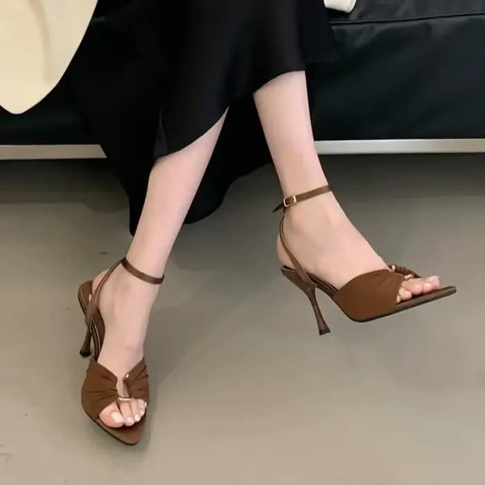 Talons aiguilles 2025 été nouveau bouton en métal plissé bout pointu