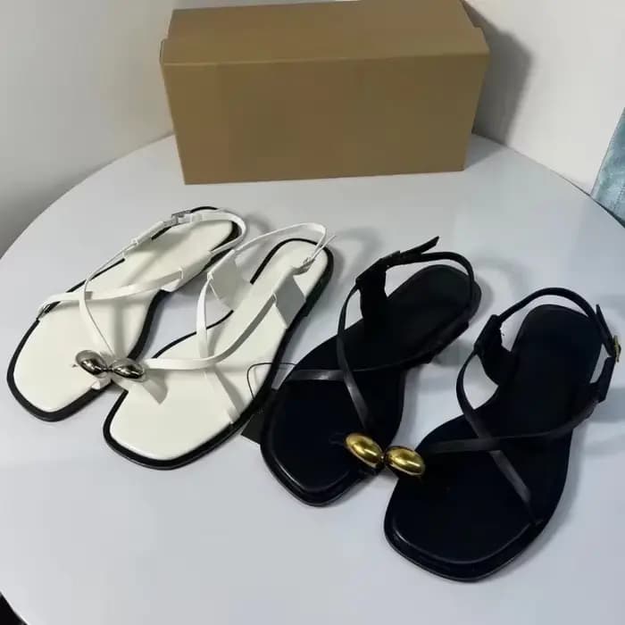 Marque Design femmes sandales plates Clip orteil loisirs extérieur chaussures de plage pour dame mode métal décoration 2025 chaussures d'été