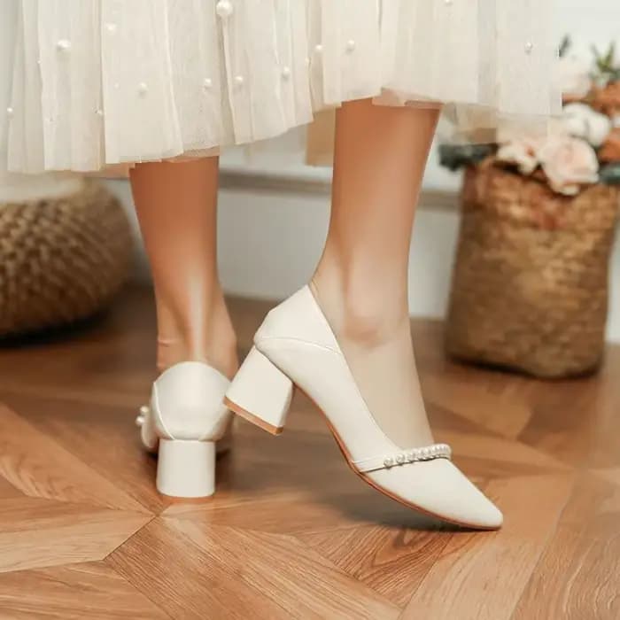 Avec des chaussures à talons moyens pour femmes 2025 chaussure de mariée de mariage blanc dames