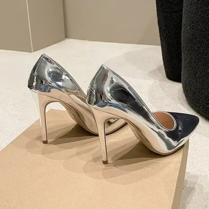 Escarpins pointus en cuir souple pour femmes
