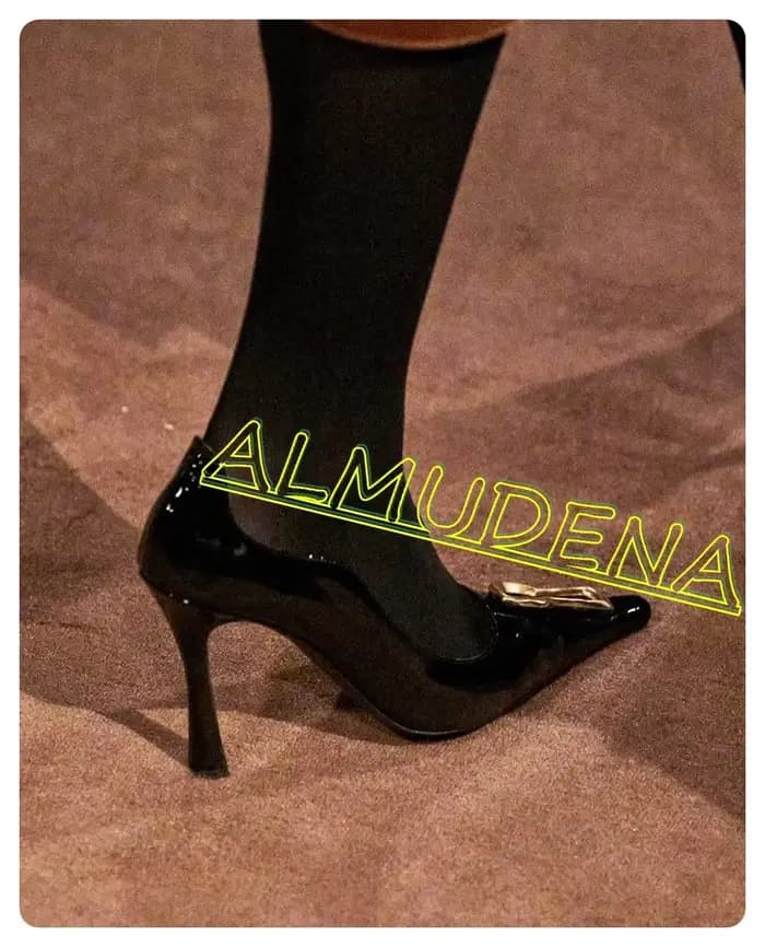 Escarpins noirs en cuir à bout pointu doré pour femme
