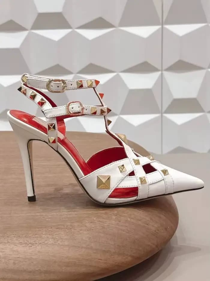 Nouvelles sandales d'été 2026 à rivets pour femmes, à talon aiguille pointu, sexy et tendance, pour soirée