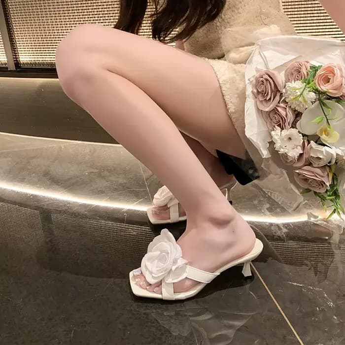 Nouvelles sandales à talon chaton pour femme, style fleuri, à talon haut, style étranger, à enfiler