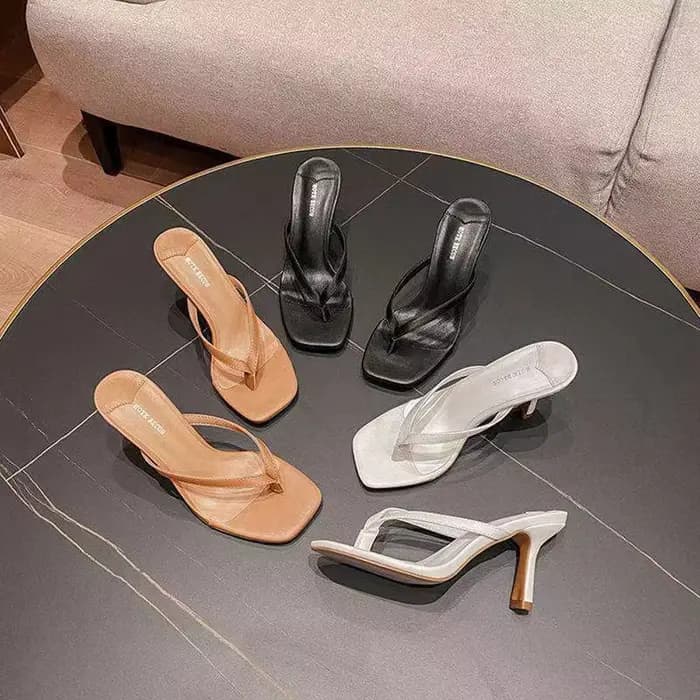 Sandales à talons à la mode pour femmes portant des pantoufles nobles