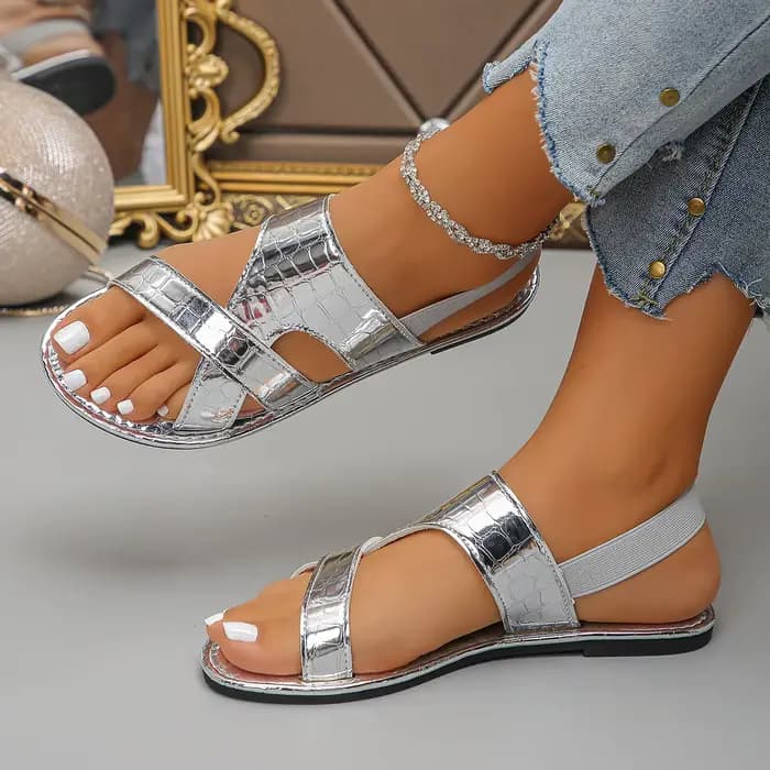 Sandales plates croisées en similicuir croco argenté métallisé pour femme