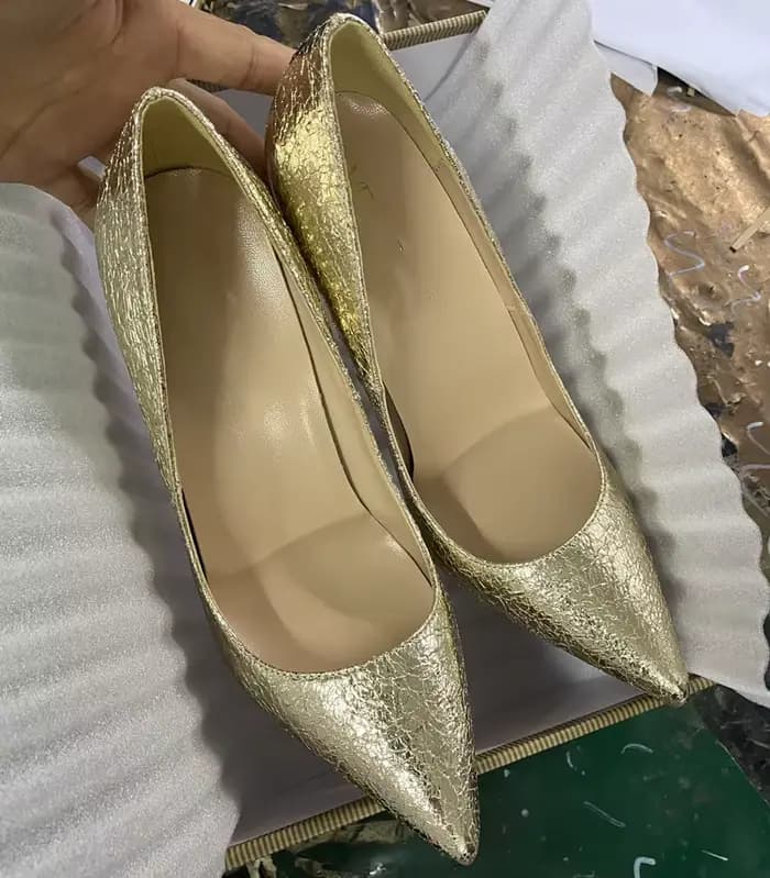 Chaussures à talons hauts craquelés dorés