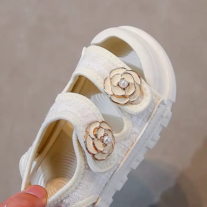 Sandales d'été de Style coréen pour filles, chaussures de plage de luxe avec perles et fleurs pour enfants, sandales ergonomiques à semelles souples pour filles