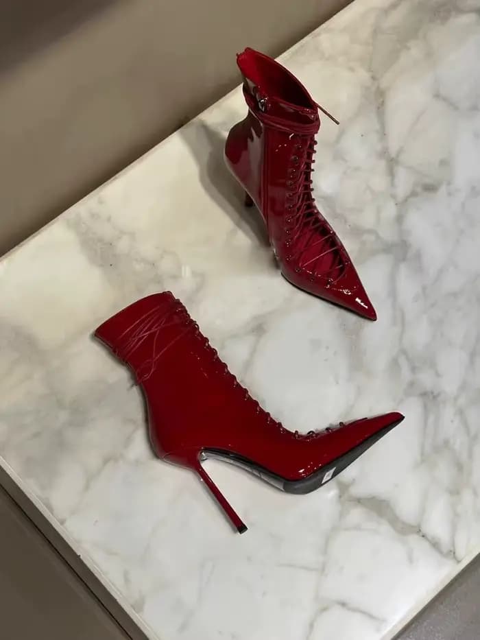 Bottines à lacets en cuir verni rouge
