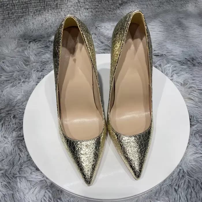 Chaussures à talons hauts craquelés dorés