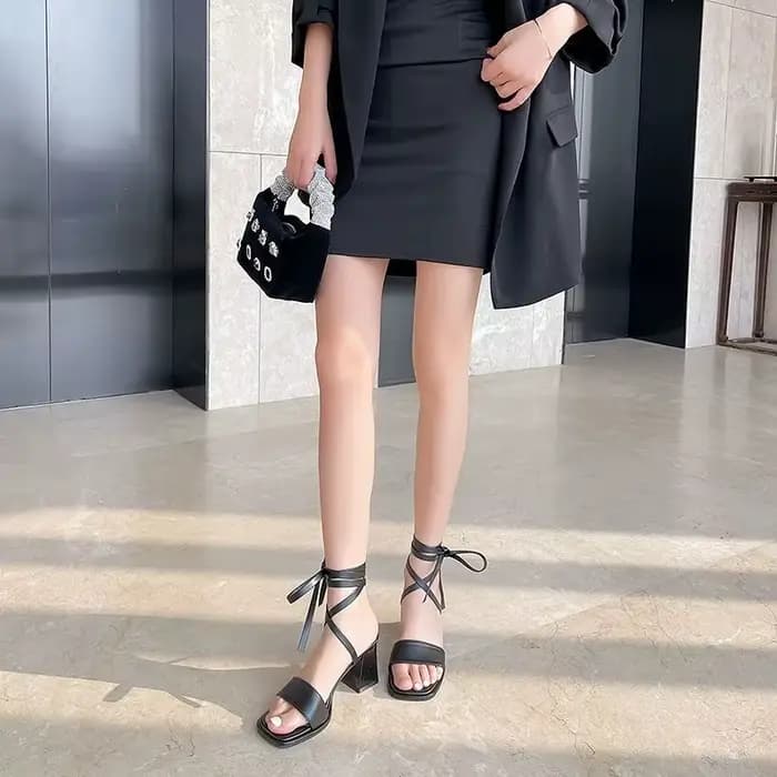 Talons carrés chaussures à talons pour femmes sandales blanches pour femme été 2025 noir un mot chaussures pompes hautes avec sangle taille asiatique H
