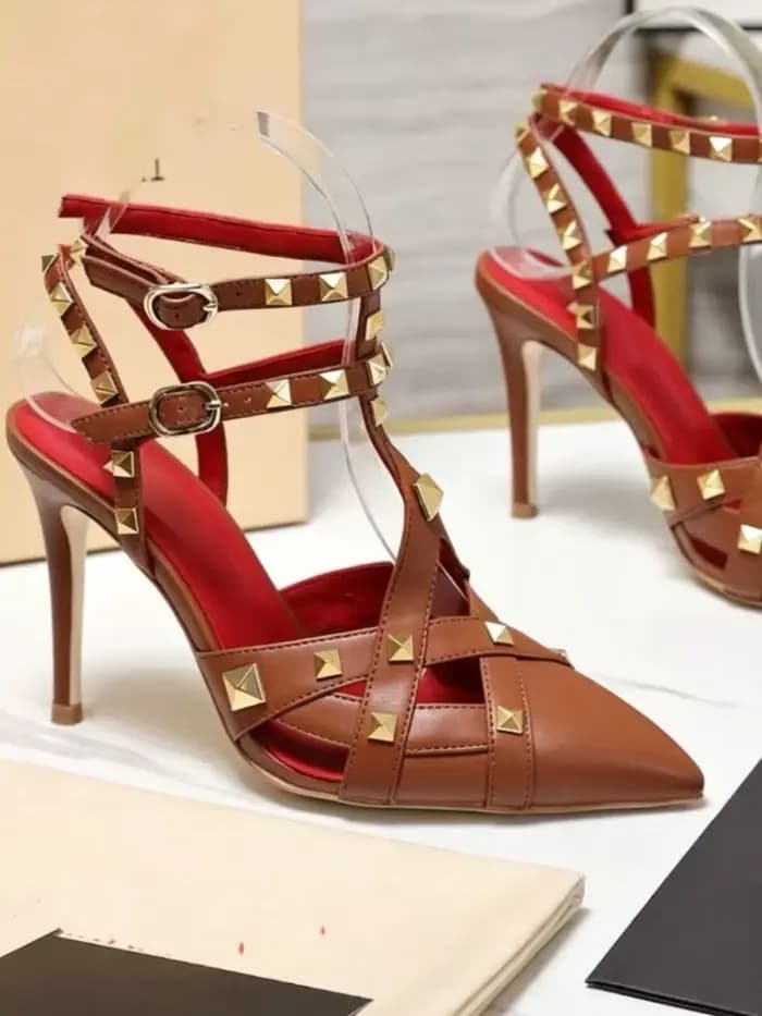 Nouvelles sandales d'été 2026 à rivets pour femmes, à talon aiguille pointu, sexy et tendance, pour soirée