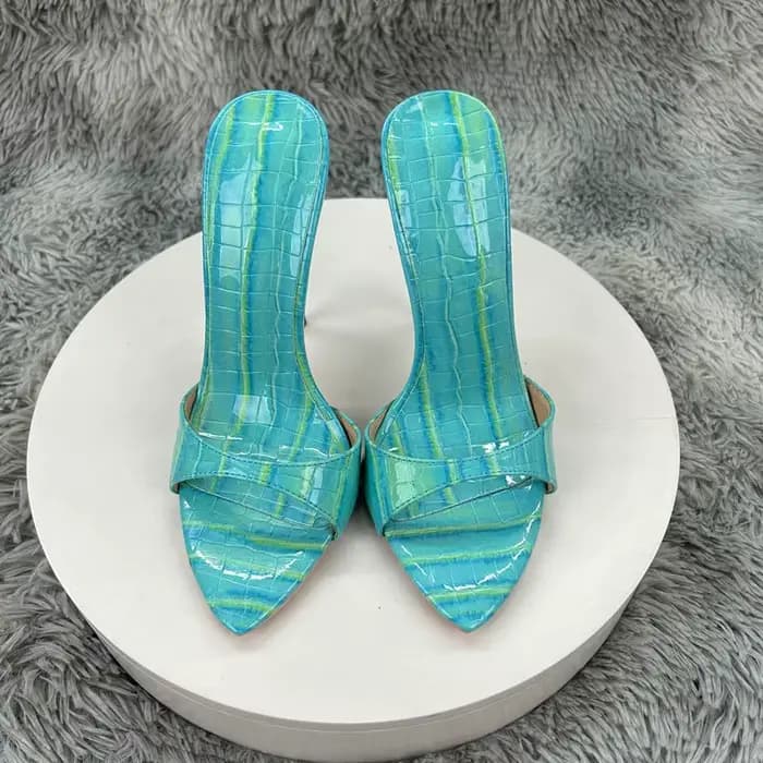 Mules à talon aiguille en cuir verni turquoise gaufré façon croco pour femme - Sandales