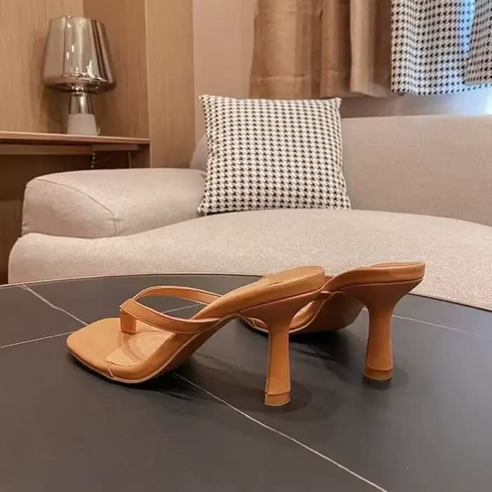 Sandales à talons à la mode pour femmes portant des pantoufles nobles