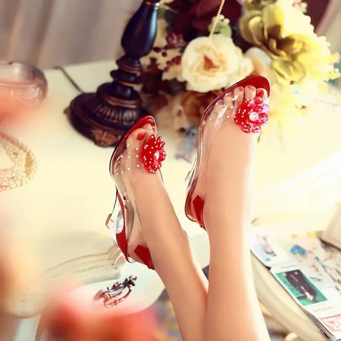 Sandales transparentes à talons ouverts avec motif floral clouté