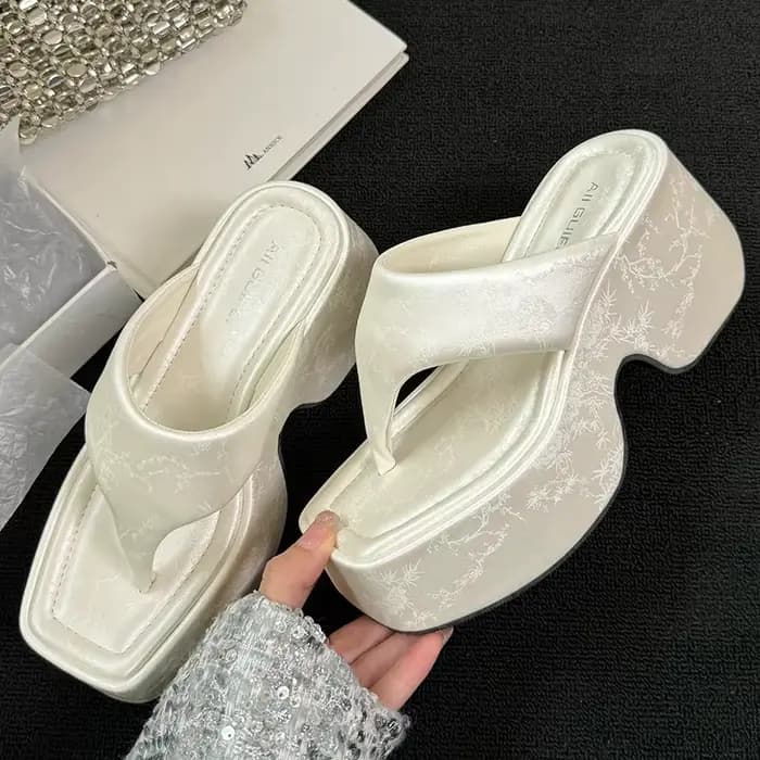 Nouvelles chaussures pour femmes : Sandales à plateforme