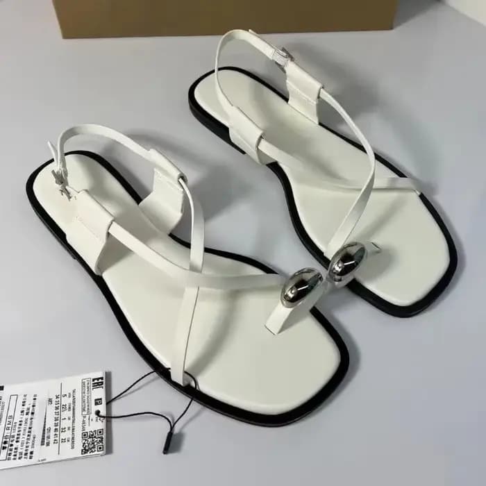 Marque Design femmes sandales plates Clip orteil loisirs extérieur chaussures de plage pour dame mode métal décoration 2025 chaussures d'été
