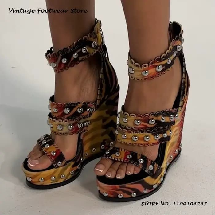 Sandales compensées multicolores à clous