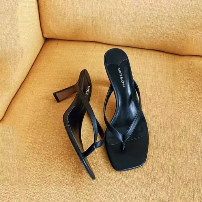 Sandales à talons à la mode pour femmes portant des pantoufles nobles