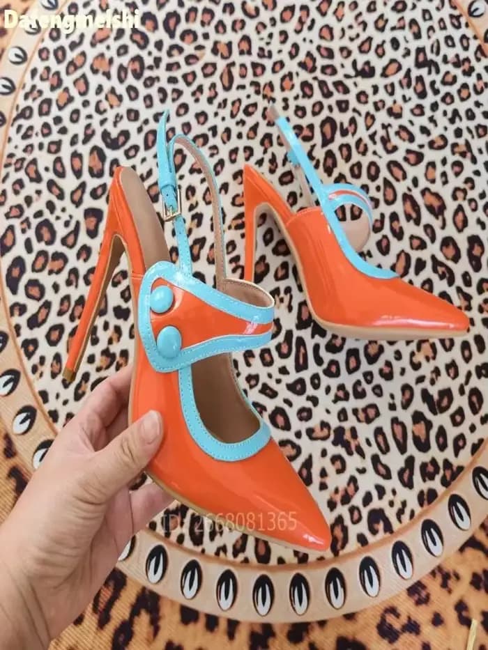 Sandales à bout pointu en cuir verni orange avec garniture bleu clair