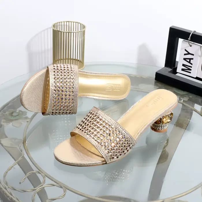 Sandales à talons dorés avec strass