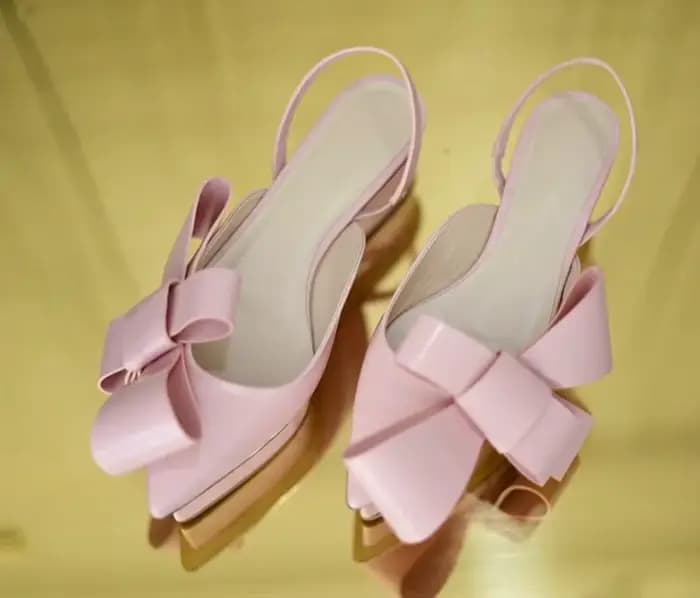 Sandales d'été rose poudré/noir en cuir verni à talon compensé