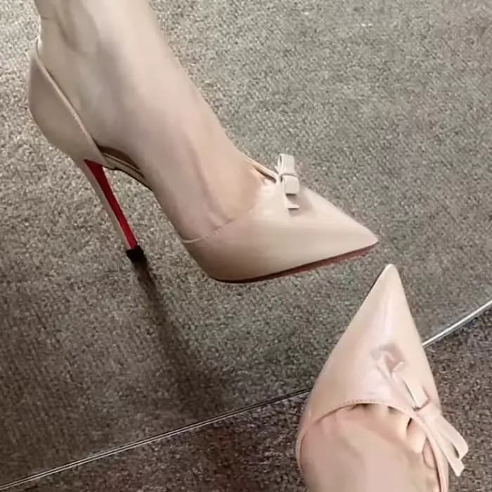 Chaussures simples vides sur le côté