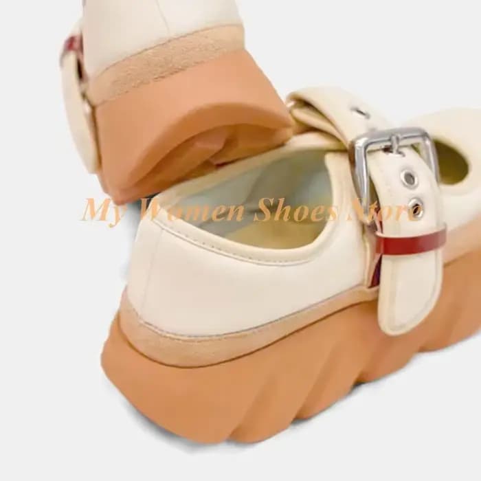 Chaussures à talon épais avec bride à boucle