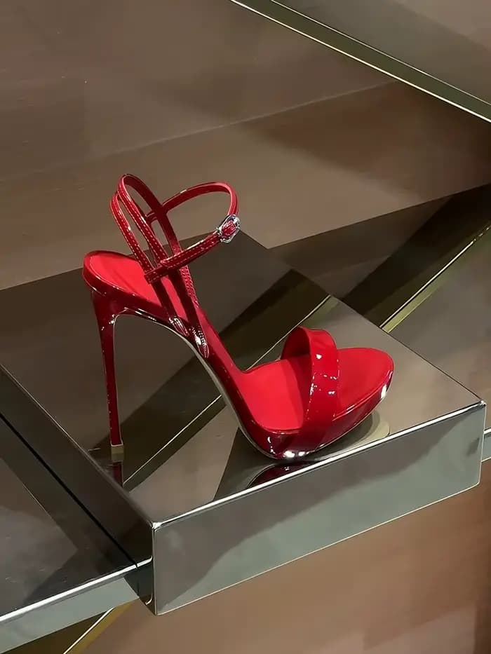 Sandales rouges à talons hauts