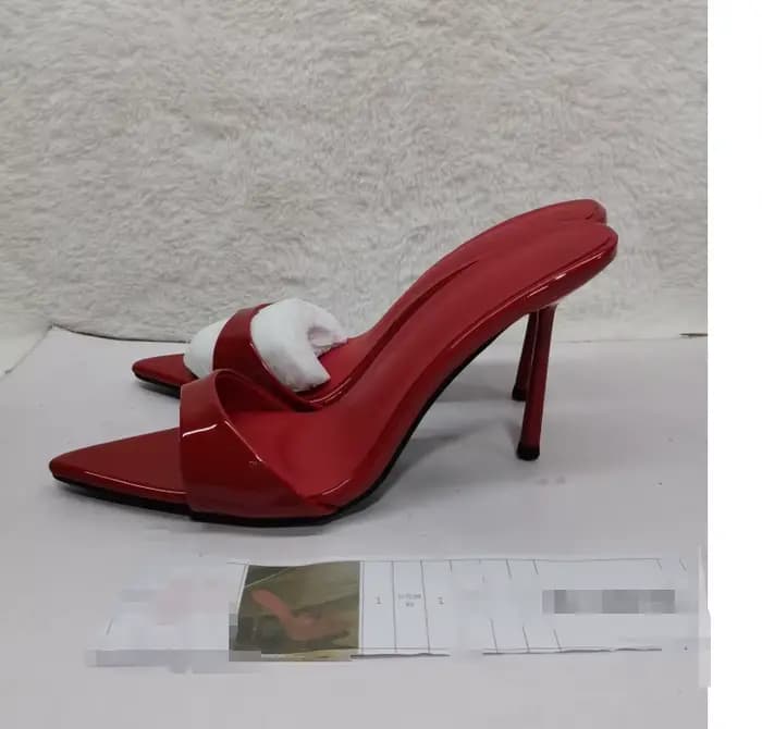 Sandales à talons en cuir verni rouge