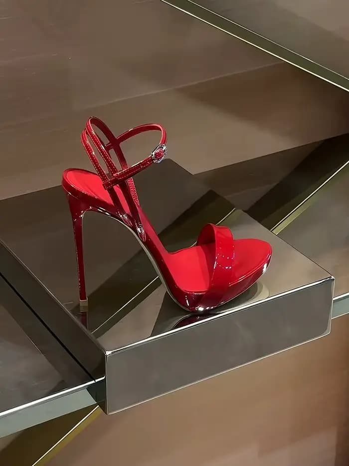 Sandales rouges à talons hauts