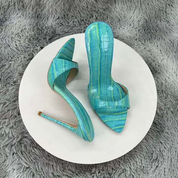 Mules à talon aiguille en cuir verni turquoise gaufré façon croco pour femme - Sandales